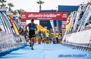 Letzte Tage, um sich beim Alicante Triathlon einzuschreiben, dritter und letzter Test der Mittelmeer Triathlon