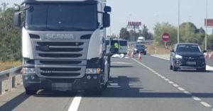 Un cycliste des années 74 meurt après avoir heurté un camion sur une autoroute à Puçol