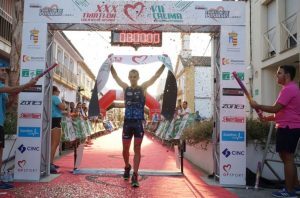 Rubén Ruzafa und Alba Reguillo gewinnen den Posadas Triathlon