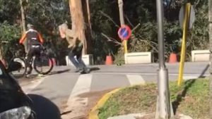momento de agresión de conductor a ciclista en Galicia