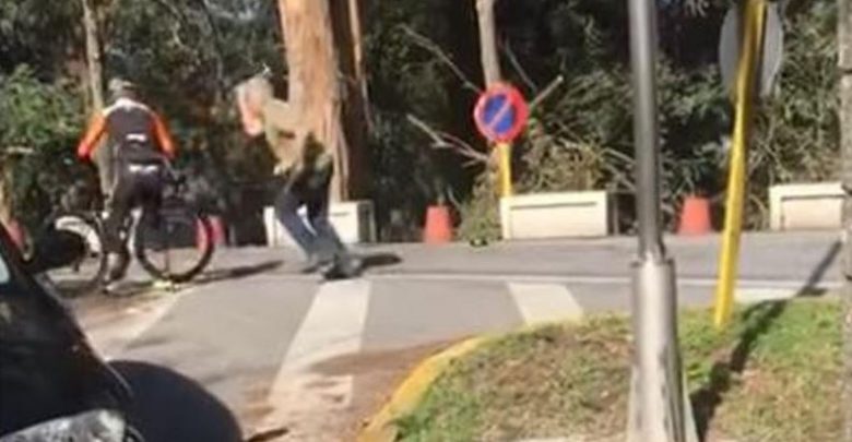 momento dell'aggressione da parte di un conducente a un ciclista in Galizia