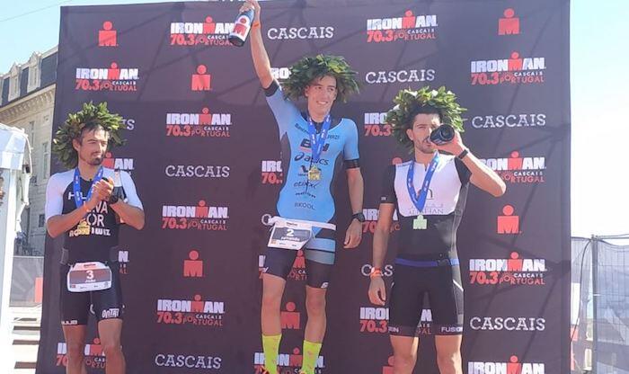 Fernando Alarza auf dem Podium des Ironman 70.3 Cascais