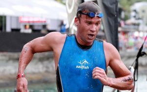 Un groupe d'âge bat le record de natation Kona Ironman
