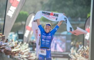 Laura Phillip fegt beim Ironman Barcelona bei ihrem Debüt in der Ferne