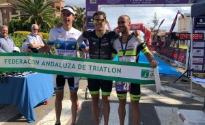 Pakillo Fernández-Cortes und Esther Córdoba Gewinner des I Triathlon Isla Canela Guadiana