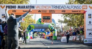 Der Kenianer Abraham Kiptum bricht den Weltrekord beim Valencia-Halbmarathon