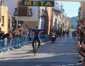 Alistair Bronwlee gana una prueba ciclista en España