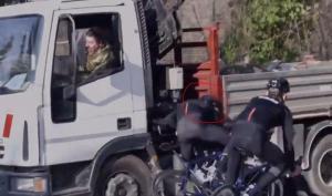 A cyclist hangs in networks his brutal accident with a truck to promote the use of the helmet
