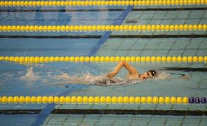 Sessão de treinamento de natação em intervalo