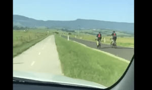 Ein Fahrer zeichnet und beleidigt zwei Radfahrer (die Polizeibeamte waren), ohne es zu wissen