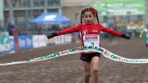 Ein Mädchen aus 6-Jahren unterschreibt den neuen europäischen Rekord der 10-Kilometer