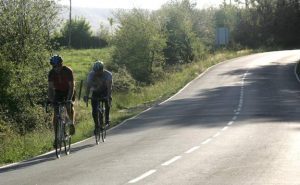 Un tourisme submerge une équipe de cyclistes 13 à Elburgo (Álava)