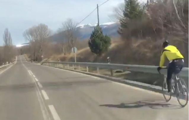 L'exemple de Leo Messi en dépassant un cycliste