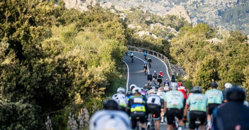 Ciclistas de la Mallorca 312 recorren una carretera de montaña