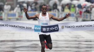 Legese gana la maratón de Tokio en 2:04 bajo la lluvia