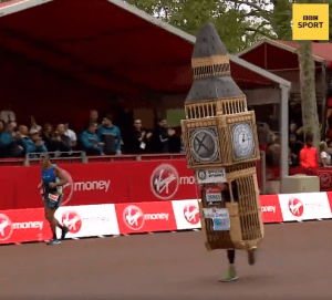 (Video) Ein Läufer beendet den London-Marathon als Big Ben verkleidet. Aber es passt nicht über die Ziellinie