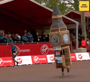 (Vídeo) Un corredor acaba la Maratón de Londres disfrazado de Big Ben. Pero no cabe por la línea de meta