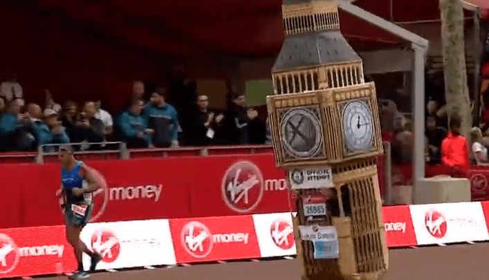 (Vídeo) Un corredor acaba la Maratón de Londres disfrazado de Big Ben. Pero no cabe por la línea de meta