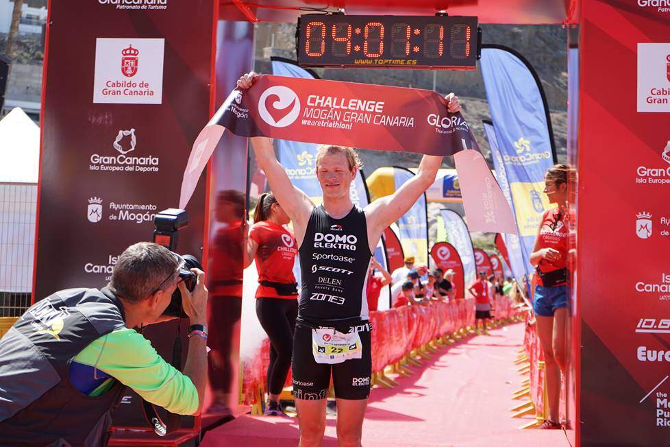 La británica Emma Pallant vuelve a reinar en Mogán y el belga Heemeryck estrena victoria - Noticias Triatlón