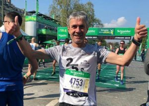 Der nicht brennbare Martin Fiz zerkleinert den Rekord von Marathon Spaniens für die wichtigsten 55-Jahre