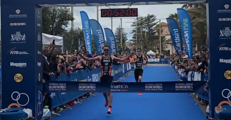 Alistair Brownlee remportant la Coupe du monde de triathlon de Cagliari