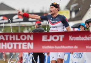 Jan Frodeno revient sur le ring: remporte le Triathlon Buschhütten de l'EJOT