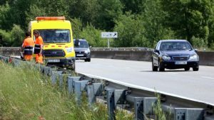 Funcionários da estrada no C-66 em Cornellà de Terri, onde ocorreu o acidente fatal. (ACN / Gemma Tubert)