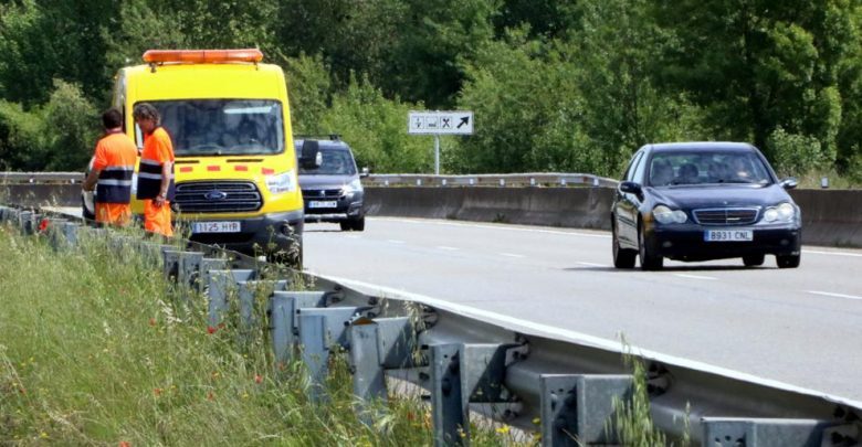 Personal de carreteras en la C-66 en Cornellà de Terri, donde se ha producido el accidente mortal. (ACN / Gemma Tubert)