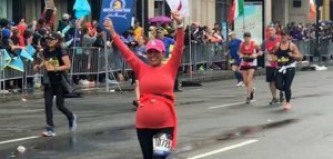 (Vidéo) Une femme courant le marathon de Boston enceinte de mois 8.