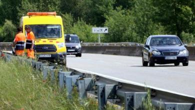 Personal de carreteras en la C-66 en Cornellà de Terri, donde se ha producido el accidente mortal.