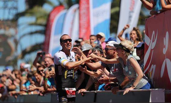 Emilio AGuayo en meta del IM Lanzarote