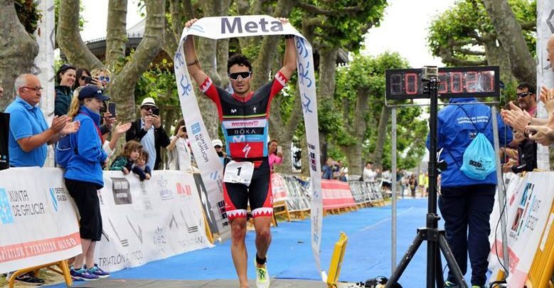 Javier Gómez Noya remportant le triathlon de l'Atlantique