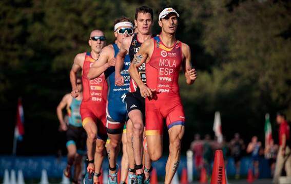 Mola y Alarza en carrera a pie de las Series mundiales de triatlón