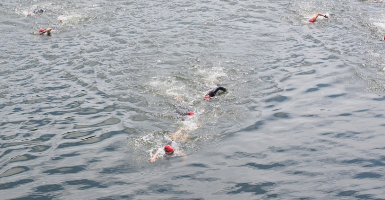 Schwimmen im offenen Wasser gerade Linie