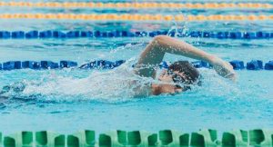 entrenamiento natación en piscina