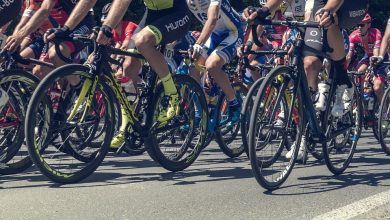 Grupo ciclista rolando juntos