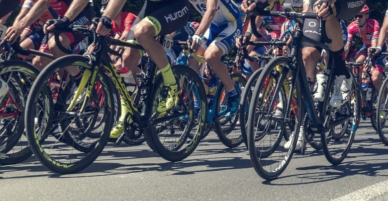 Grupo ciclista rodando junto