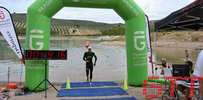 Fernando Alarza winning the Colomera swimming crossing