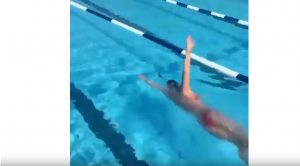 (Vídeo) Um exercício de técnica de natação para melhorar o rolamento