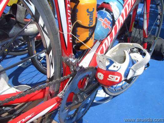 Del agua a la bici, no pierdas tiempo en la T1 de un triatlón - Artículos entrenamiento Colocación zapatillas T1 triatlon