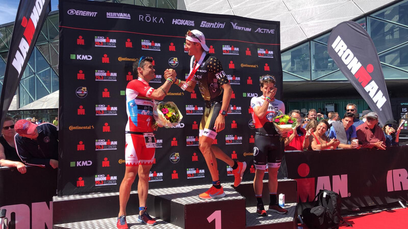 Javier Gómez Noya y Pablo Dapena en el podium del Campeonato de Europa IRONMAN 70.3