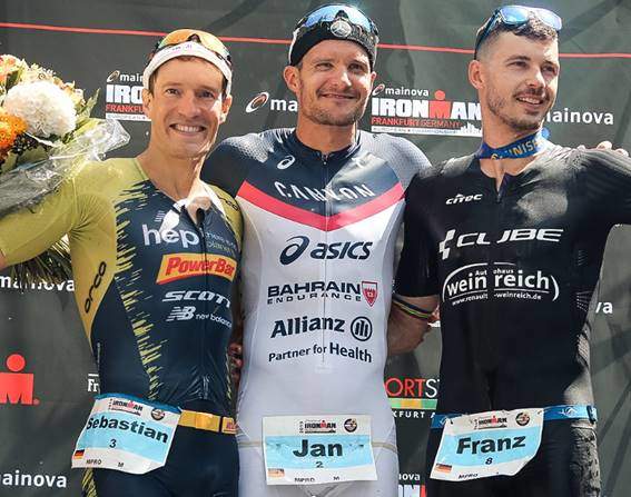 Jan Frodeno y Sebastian Kienle en el podium del IRONMAN Frankfurt