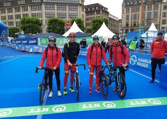 Das spanische Team hat eine gemischte Haburgo-Triathlon-Staffel