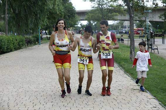 Jorge España, el primer sordociego en completar un triatlón - Noticias Triatlón Jorge España con su gía Mapi en el Triatlón de Zaragoza
