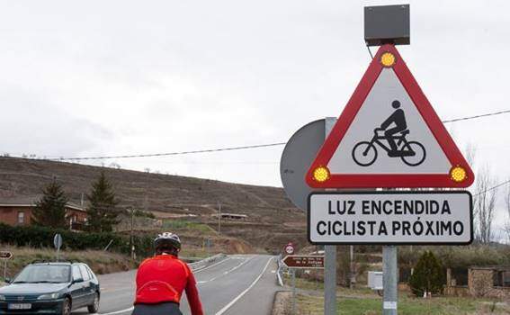 Nuevas señales de tráfico con luces leds, para proteger al ciclista