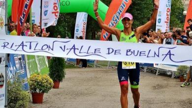 María Pujol ganando Triatlón Buelna