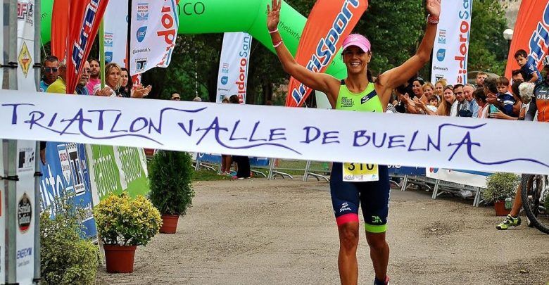 María Pujol ganando Triatlón Buelna