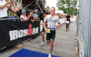 Jan Van Berkel llegando a meta del IRONMAN Zurich
