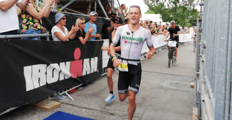 Jan Van Berkel chegando na linha de chegada do IRONMAN Zurich