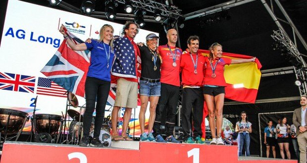 Podium des groupes d'âge espagnols dans une grande finale